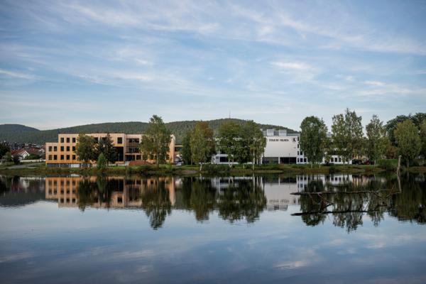 Spinn Arkitekter har blant annet tegnet Kongsberg videregående skole, som ble overlevert i 2023. Illustrasjon: Spinn Arkitekter