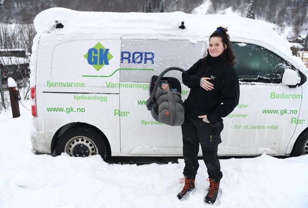 Silje Katrine Høva Johansen på besøk på jobben med lille Konrad på to måneder. Foto: Einar Almehagen, Gudbrandsdølen Dagningen
