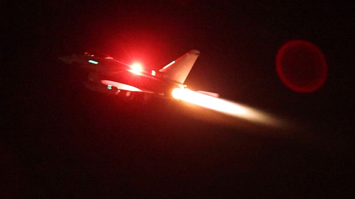 Dette bildet er levert av det britiske forsvarsdepartementet og tatt torsdag 11. januar 2024. Det viser et Royal Air Force Typhoon-fly som tar av fra RAF Akrotiri på Kypros, for et oppdrag for å angripe mål i Jemen. Foto: Sgt Lee Goddard, Storbritannias forsvarsdepartement via AP