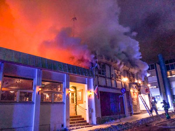 Rundt 50 personer ble evakuert fra nærliggende bygninger som følge av brannen som oppsto i en bygård på Hamar i 2022. Foto: Tangen Foto / NTB