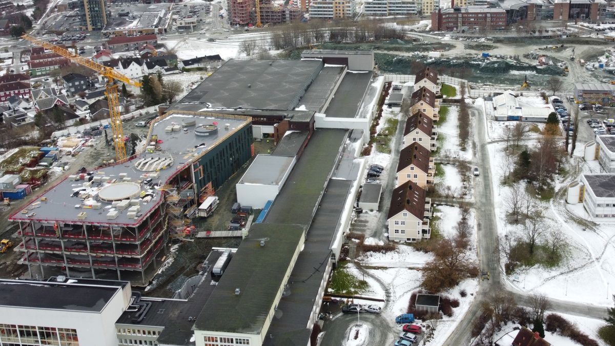Professor Mørchs hus ses nede til venstre. Grunnarbeidene til Bassengbygget foregår lenger opp på bildet. Foto: Marius Lysø