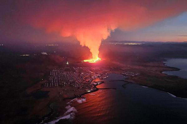 Det er andre gang på fire uker at Island rammes av vulkanutbrudd. Denne gangen har lava nådd helt fram til den lille kystbyen Grindavik, der det bor rundt 4000 innbyggere. Foto: AP / NTB