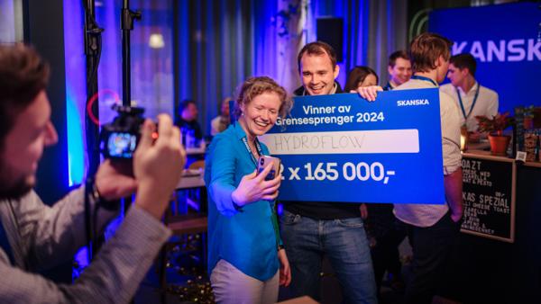 Marita Førde og John Anders Brembu vant prisen årets Grensesprenger og fikk en gevinst på til totalt 330.000 kroner. Foto: Geir Anders Rybakken Orslien