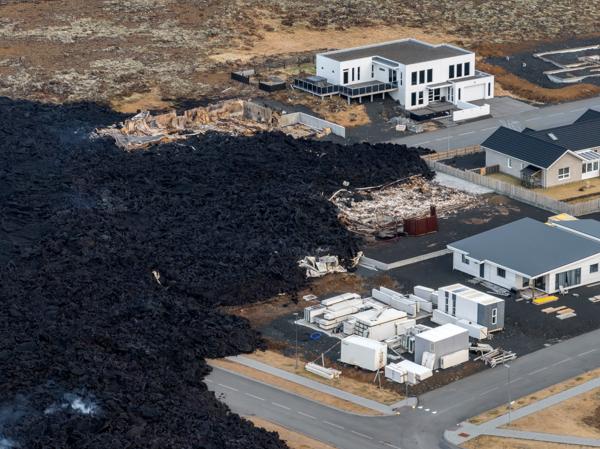 Slik så det ut i Grindavik etter vulkanutbruddene i desember. Flere hus gikk tapt. Foto: Marco Di Marco / AP / NTB