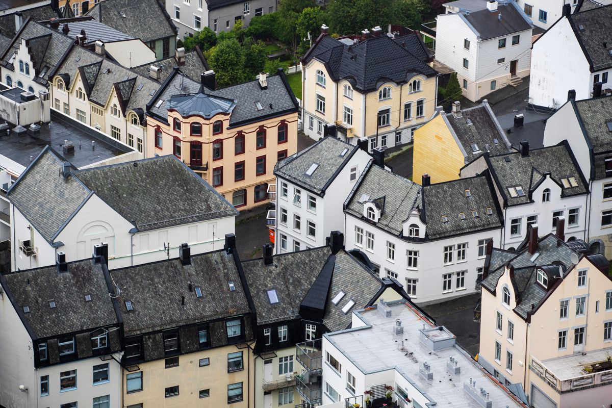 Mange boliger kan gjøre ulike grep for å spare strøm. Illustrasjonsfoto fra Ålesund. Foto: Frederik Ringnes / NTB