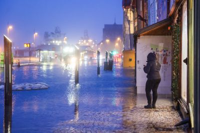 Det flommer over med store vannmengder på Bryggen i Bergen.