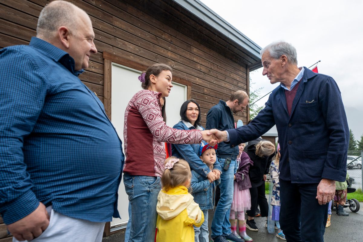 Det er åpenbart at oppgaven med å ta imot flyktninger, både fra Ukraina og andre land, blir mer krevende i 2024 enn i 2023, skriver Agnar Kaarbø. Bildet er fra valgkampen, da statsminister Jonas Gahr Støre hilste på ukrainske flyktinger i Mosjøen.