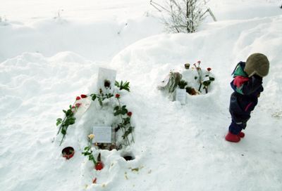 Blomster og lys på stedet der femårige Silje Marie Redergård ble funnet død i 1994.