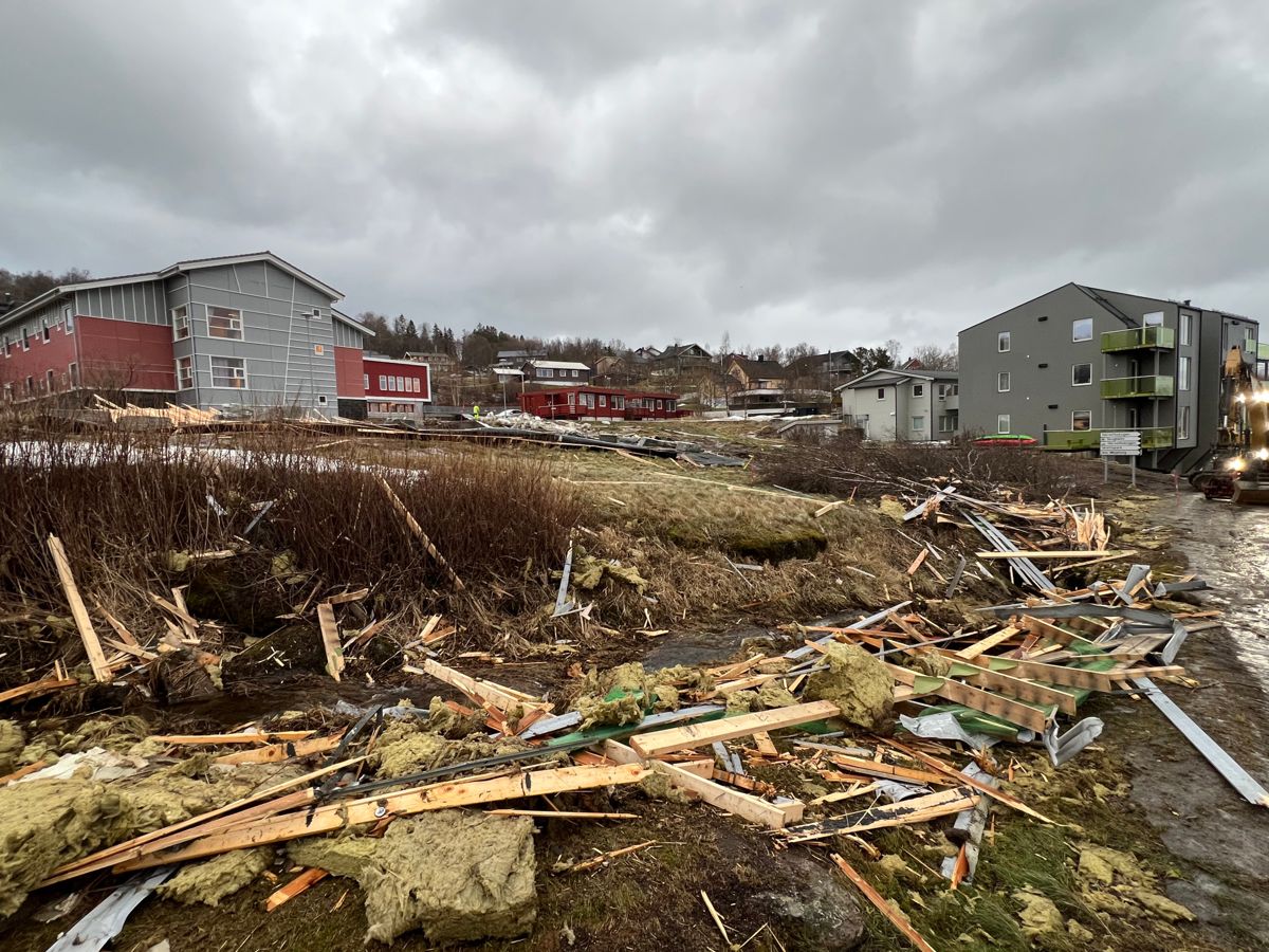 Bygningsdeler fra rådhuset i Hamarøy ligger strødd så vide omkring dagen etter taket blåste av.