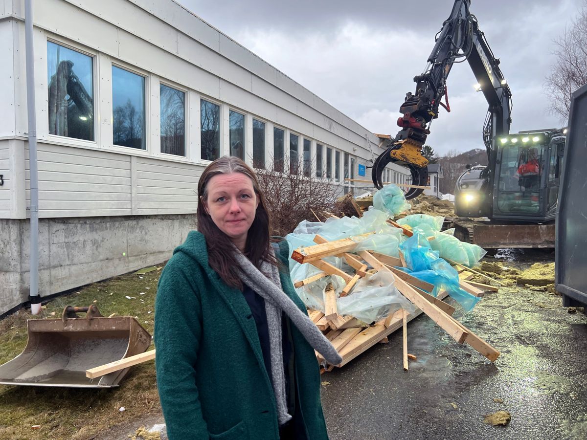 Ordfører Britt Kristoffersen Løksa (Sp) i Hamarøy tror det blir noe tid før rådhuset igjen kan tas i bruk som kontorplass etter at bygget mista halve taket.
