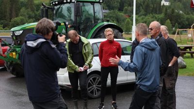 Gausdal-ordfører Anette Musdalslien (Sp) tok imot daværende kommunalminister Sigbjørn Gjelsvik (Sp) for å vise fram skadene etter ekstremværet Hans i august.
