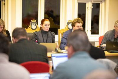 Ordfører Charlotte Therkelsen (R) og resten av kommunestyret i Kragerø må vedta nytt budsjett og økonomiplan så raskt som mulig, lyder orderen fra Statsforvalteren.