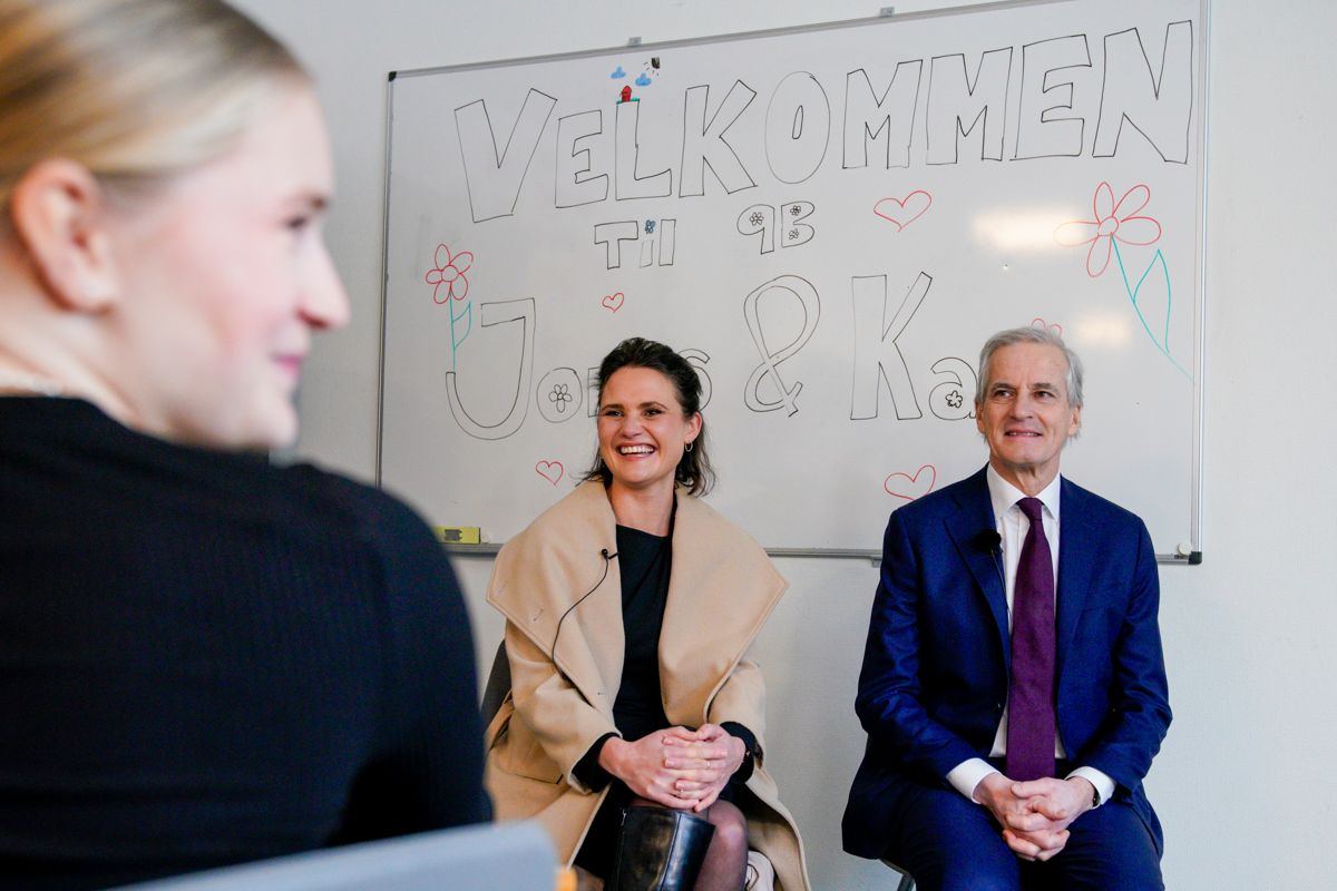 Statsminister Jonas Gahr Støre og kunnskapsminister Kari Nessa Nordtun under et tidligere besøk ved en ungdomsskole i Stavanger.
