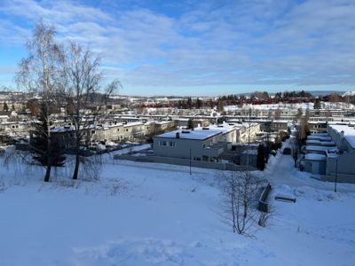 Karisveien borettslag i Lillestrøm er ett av tre borettslag som har saksøkt kommunen fordi de mener de har betalt for mye eiendomsskatt. Kommunen avviser kravet.