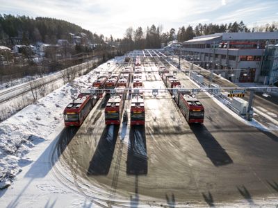 Oslos elbusser har fått mye oppmerksomhet etter omfattende problemer i vinter. Bildet er fra bydel Søndre Nordstrand der Ruters elbusser er til lading.