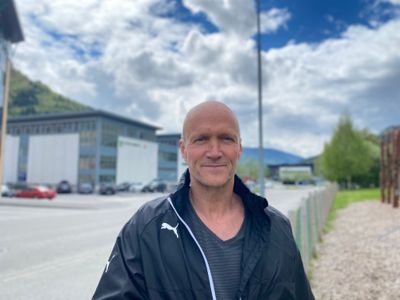 Kommunalsjef Kjell Solheim i Stryn stiller spørsmål ved hvordan skolene skal kunne sanksjonere mobilbruk i skoletida.