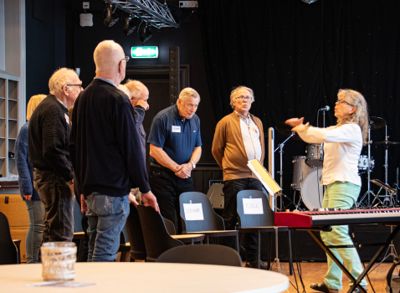 «Vem kan ro utan åror», synger demenskoret i Moss for full hals. 70 prosent av kormedlemmene har korerfaring fra tidligere i livet. Her dirigerer Torny Høgberg koret.