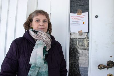 Denne eiendommen i Nesbyen sentrum har vært evakuert siden natten til 8. august i fjor. Om det blir bebodd eller ikke i framtida er uvisst. – Innbyggerne lever i et vakuum, sier ordfører Anne Kari Eriksen.