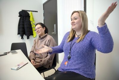 Olha Holub (t.v.) og Valeriia Marchenko berømmer arbeidsmiljøet ved Kongsvinger ungdomsskole og er veldig fornøyd med å jobbe der.