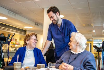 Grethe-Anita Ovlund (90) og Elisabeth Marseille (91) møtes så ofte som mulig i kafeen på Lovisenberg Omsorg+. Her flørter de med sykepleier Jørgen Sjølie Ingvaldsen, som har jobbet i team på omsorgshjemmet siden i fjor sommer.