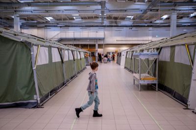 Mange ukrainske flyktninger registrerer seg for norsk politi på Nasjonalt mottakssenter i Råde, der UDI og flere andre aktører prøver å ta unna for de mange ankomstene. Ukrainerne utgjør nå nest største innvandrergruppe i Norge.