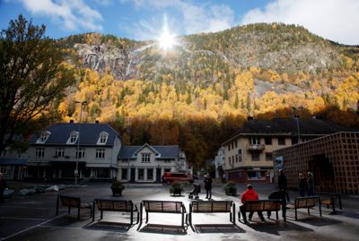 Solspeilet i Rjukan lyste opp en plett av torget i noen år. Så ble det mørkt. Nå lover kommunen at det igjen blir lyst i mørketida – og at lyset kan styres mot flere punkt enn før.