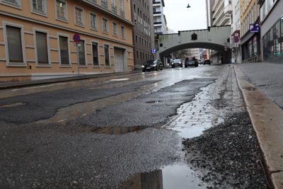 Et lappeteppe av asfalt og gatestein på fylkesvei gjennom Bergen sentrum.