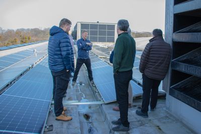 I 2022 var representanter fra Nordland fylkeskommune på inspirasjonstur til Vestfold for å se på miljøfyrtårnet Horten videregående skole. Her forteller rådgiver Torbjørn Lunde om solcelleanlegget på taket. Nå er Nordland i gang med å etablere sitt andre solcelleanlegg på en videregående skole.