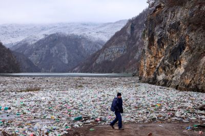 Mengden søppel som produseres i verden, ventes å øke med flere milliarder tonn per år fram mot 2050, ifølge ny rapport. Ressursene i økonomien må utnyttes på en helt annen måte enn i dag, også i Norge, for å få grep om problemet, skriver Svein Kamfjord. Bildet viser et flak med søppel ved elva Drina i Bosnia.