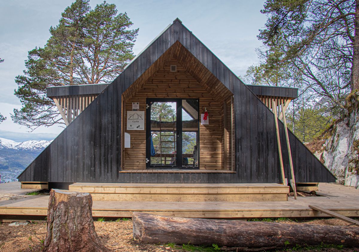 Dagsturhytta som nå kommer til Trøndelag, er tegnet av Rojo arkitekter og er på rundt 15 kvadratmeter. Denne hytta står i Førde i Sunnfjord kommune.