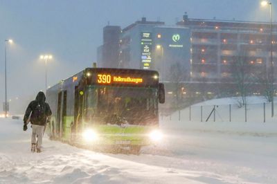 Snø og kulde førte til store problemer for elbusser i både Oslo og Akershus i vinter. Nå ønsker fylkesrådet i Akershus å utsette bussenes elektrifiseringskrav. Her en buss ved Mosenteret i Nittedal i januar.