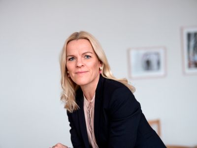 Eldreminister Mette Kierkgaard (M) står i spissen for reformen som likestiller offentlige og private leverandører i eldreomsorgen.