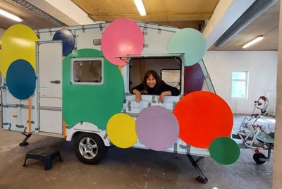 Lokaldemokratibibliotekcampingvogna i Lier er et samarbeid med kunstner Anne-Britt Rage.