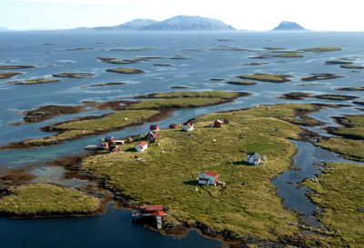 Bildet viser det gamle egg- og dunværet Lånan i Vegaøyan Verdensarvområde i Vega kommune på Helgelandskysten. Den tradisjonelle ærfugl-driften er grunnlaget for områdets verdensarv-status.