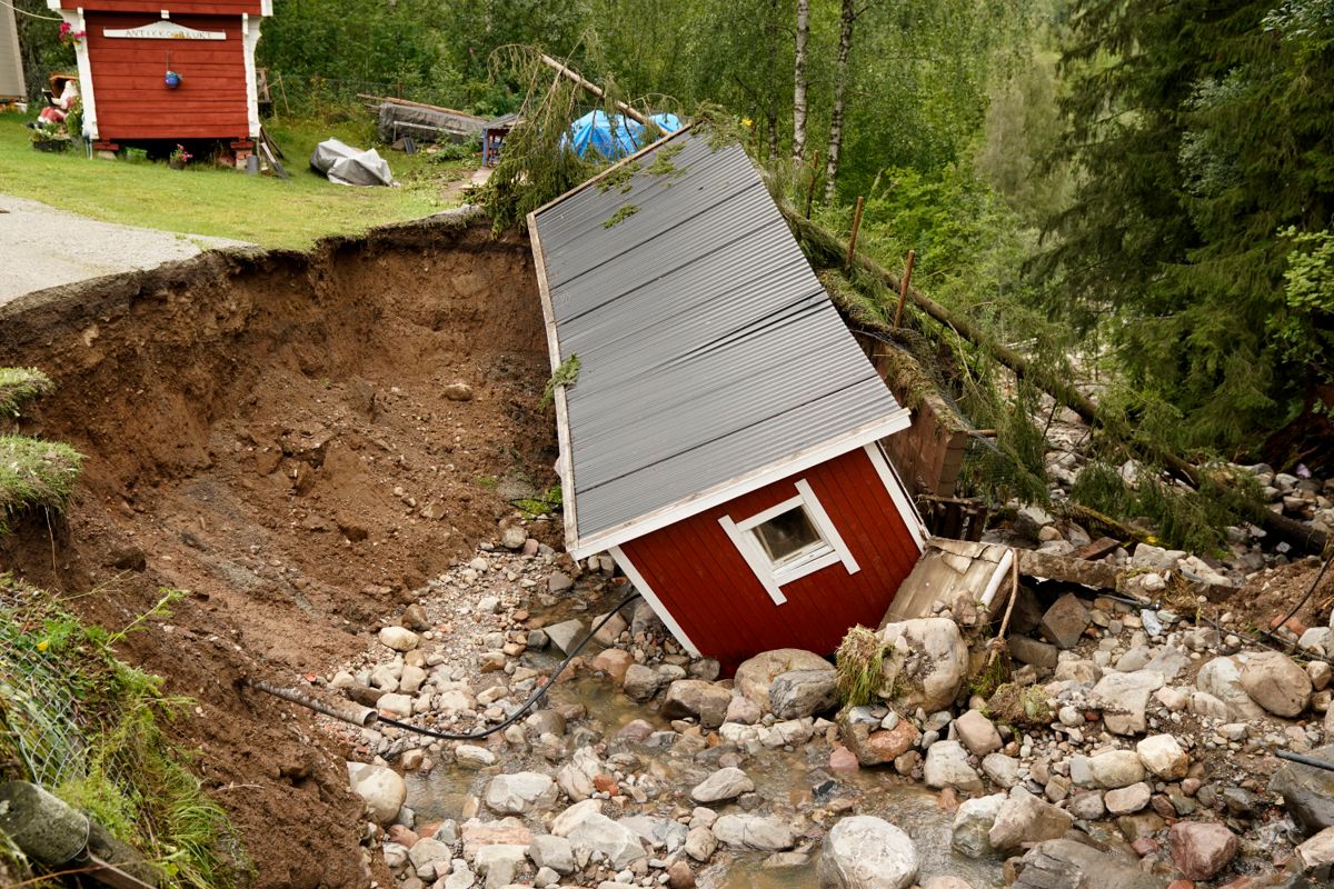 Naturskader fører til stadige større utgifter i Norge, ifølge Finans Norge. Her fra Brumunddal i august, da store nedbørsmengder førte til flom og oversvømmelse. Foto: Cornelius Poppe / NTB scanpix
