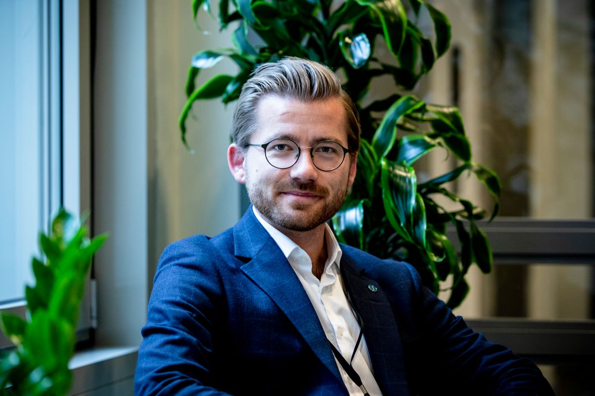 Regjeringen lover å hjelpe til ved innkjøp av nullutslipps hurtigbåter. Men å belønne kommuner og fylkeskommuner med et fast beløp per CO₂ de kutter, er en dårlig idé, mener klima- og miljøminister Sveinung Rotevatn (V). Foto: Magnus K. Bjørke