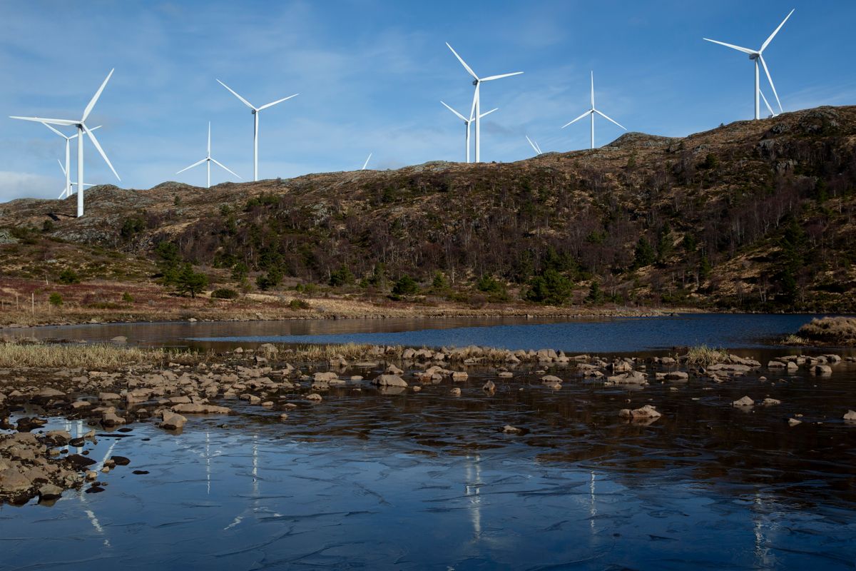 Kommunene må få en større del av inntektene fra vindkraftproduksjonen, mener Energi Norge og El og IT Forbundet. Her fra Midtfjellet vindpark i Fitjar kommune i Hordaland. Foto: Jan Kåre Ness / NTB scanpix