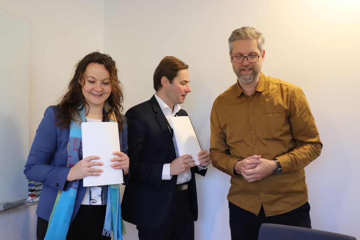 Statssekretærene Rebekka Borsch (V), Lars Jacob Hiim (H) og forsker Marius Grønning er alle enige om det trengs flere planleggere. (Foto: Tone Holmquist)