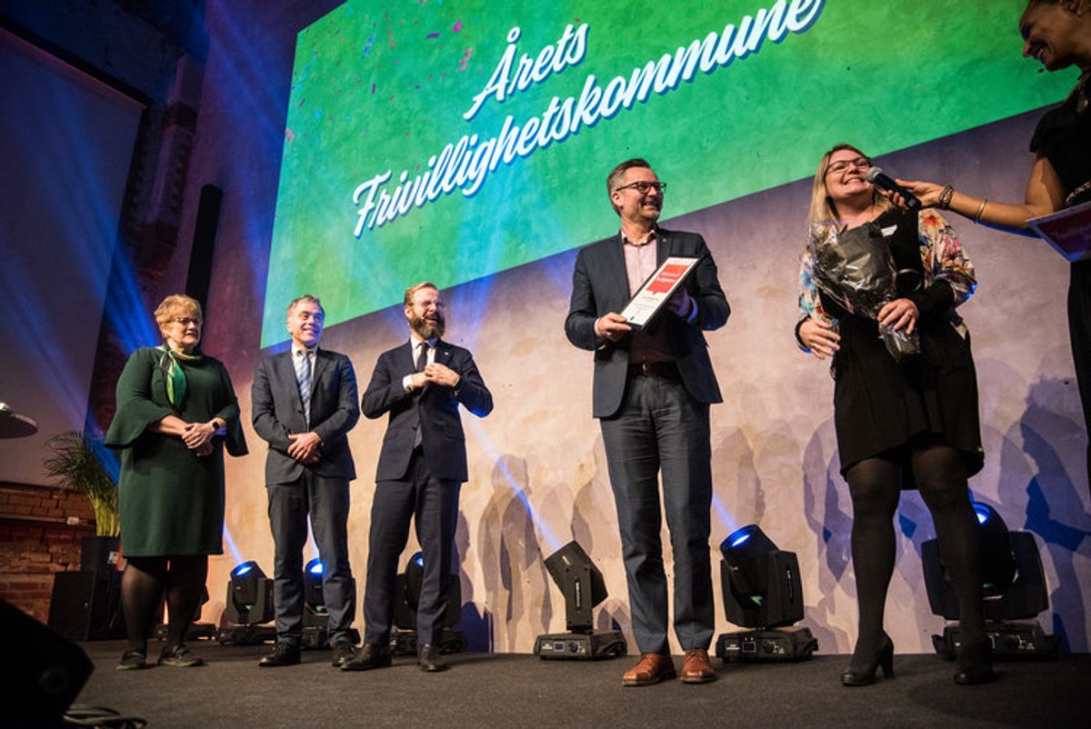 Stor glede på scenen da Karmøy i fjor ble utnevnt som årets frivillighetskommune. Prisen deles ut av KS og Frivillighet Norge. Foto: Frivillighet Norge / Carl-Fredric Salicath