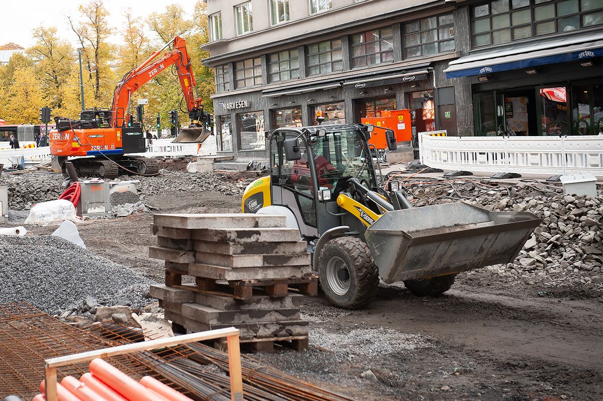 Oslo vil ha utslippsfrie bygge- og anleggsplasser innen 2025. Denne anleggsplassen, midt i Oslo sentrum, er et pilotprosjekt for de utslippsfrie anleggsplassene som kommunen ønsker seg. Foto: Terje Lien