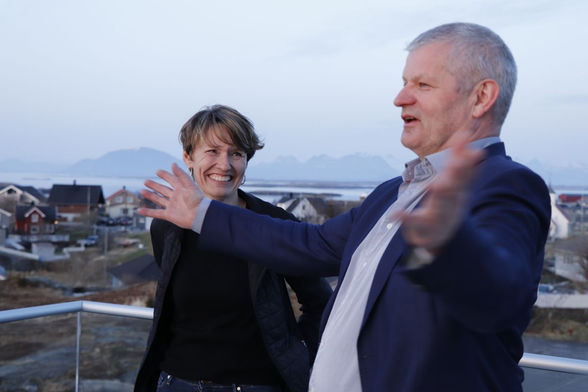 Rådmann i Lurøy, Karl-Anton Swensen, kan takke oppdrettslaksen for godt økonomisk handlingsrom. Her sammen med Aino Olaisen, en av eierne i oppdrettsselskapet Nova Sea, som hadde en omsetning på 2,5 milliarder kroner og et resultat  før skatt på 1 milliard i 2018. Foto. Anne Rodvang