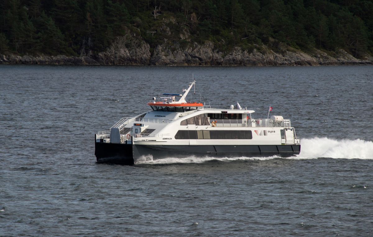 Rederiet Norled Ekspress opererer i dag flere av hurtigbåtstrekningene mellom Bergen og Sogn og Fjordane, der det fra 2024 må settes inn nye båter uten utslipp av klimagasser. Bildet er av Norleds hurtigbåt Admiralen. Foto: Helge Sunde, Samfoto