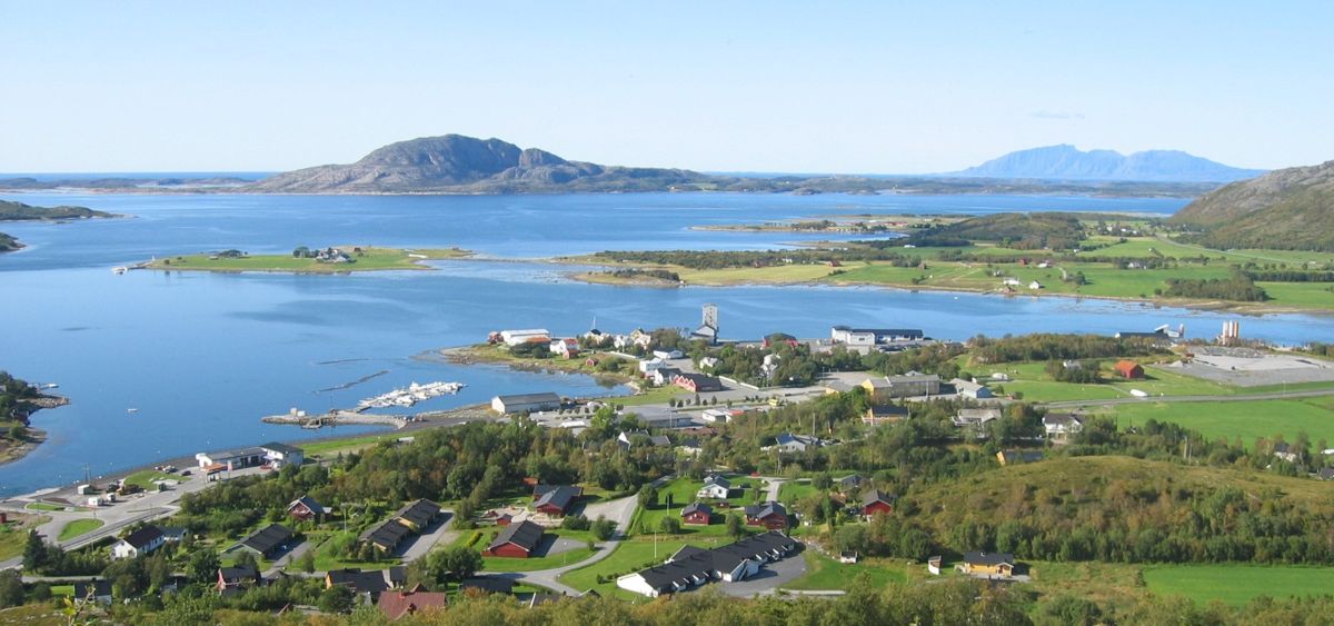Seks menn vil gjerne bli kommunedirektør i Sømna kommune på Helgeland. Her fra tettstedet Berg. Foto: Even Thorbergsen/Wikipedia