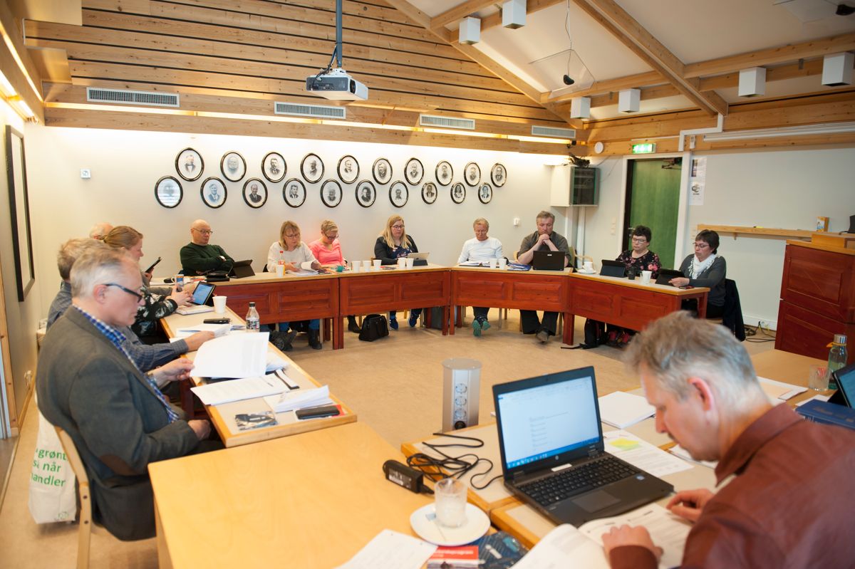 Kvænangen er en av seks kommuner som ennå ikke har navn på ny ordfører klart. Her fra et kommunestyremøte i 2018. Foto: Terje Lien