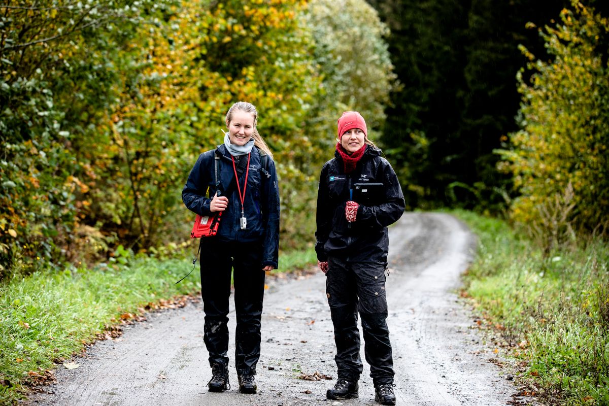 Heidrun Ullerud, rådgiver i Miljødirektoratet (t.h.) og Annie Ås Hovind, miljørådgiver i Norconsult bruker mange av arbeisdagene på jakt i naturen. Foto: Magnus Knutsen Bjørke.