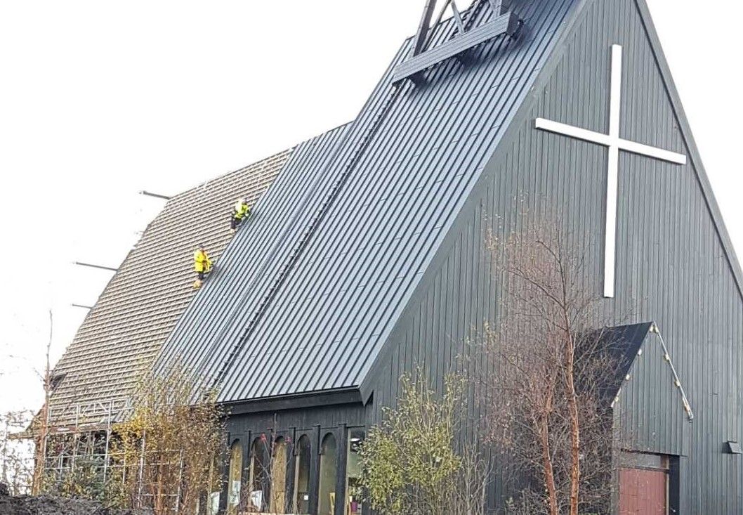 Trøbbel med taket: Storekalsøy kirke i Austevoll er under rehabilitering, men nå er deler av taket borte. Privat foto