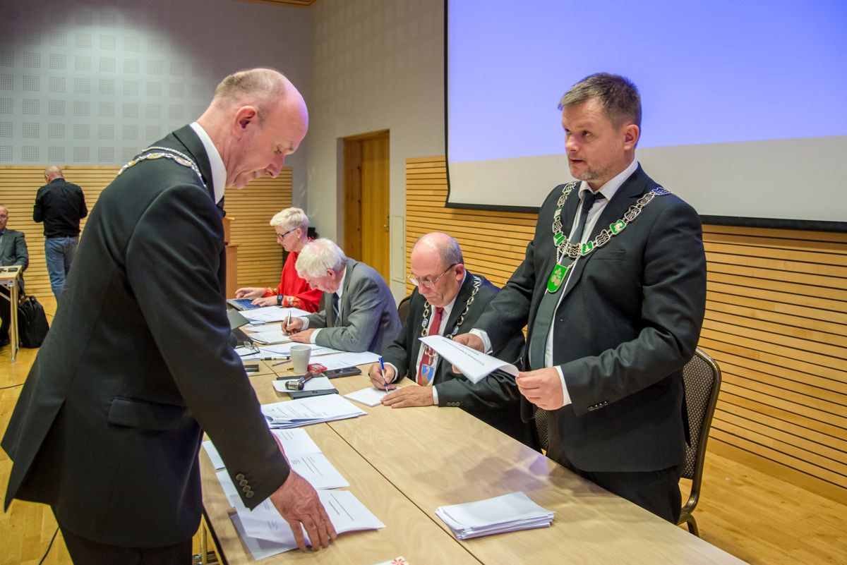 De avtroppende ordførerne i kommunene som blir nye Sogndal teller skriftlige stemmer i forholdsvalg på formannskapet - som er lovlig. Fra venstre: Balestrand-ordfører Harald Offerdal (Ap), Leikanger-ordfører Jon Håkon Odd (Ap) og Sogndal-ordfører Jarle Aarvoll (Ap). Foto: Joakim Enger