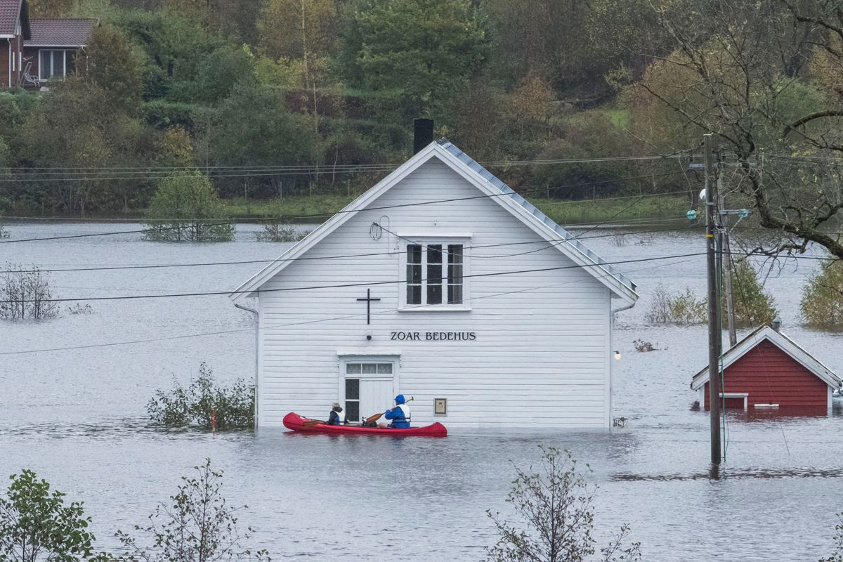 KANO PÅ VEIEN: Veiforholdene ble vanskelige mange steder i Kristiansand kommune under flommen høsten 2017, som her ved bedehuset på Drangsholt langs riksvei 41.