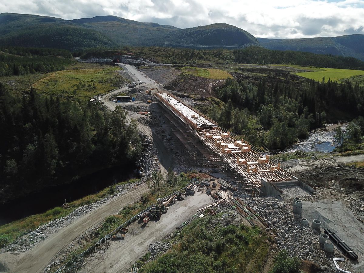 Fylkene skal ta over ansvaret for å administrere fylkesveiene fra 2020. Her fra byggingen av «Lakseveien» ut til kysten sør i Trøndelag. Foto: Statens vegvesen