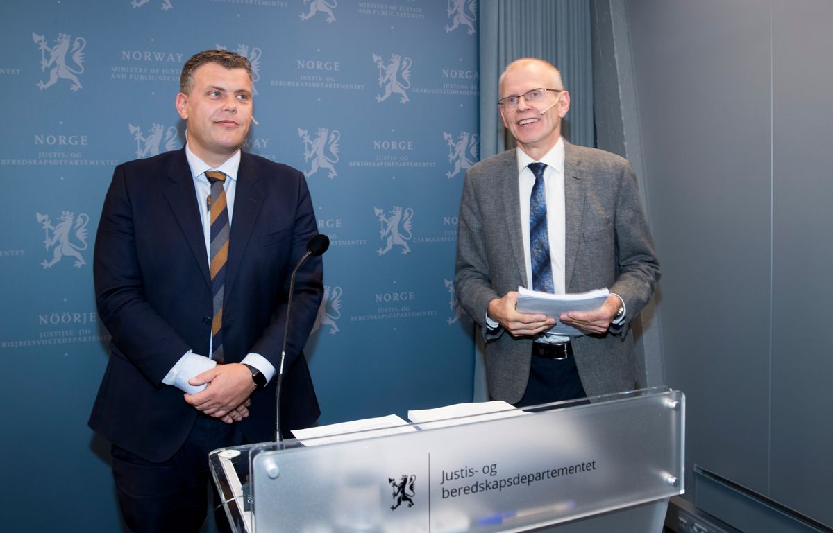 Domstolkommisjonens leder Yngve Svendsen (til høyre), overleverer rapporten til justisminister Jøran Kallmyr (Frp). Foto: Terje Pedersen / NTB scanpix